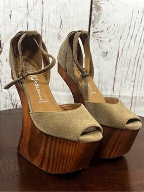 JEFFREY CAMPBELL HAVANA STR8TUP Taupe Suede Heelless Platform Wedge Sandals 6.5
